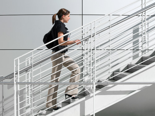 đi cầu thang bộ giúp giảm cân hiệu quả